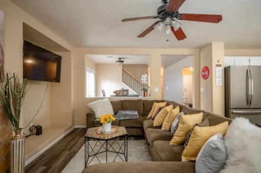 Gorgeous 4 Bedroom House W/ Private Pool - Housity
