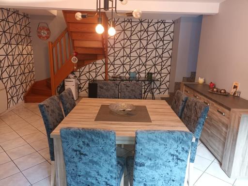 Au pied des montagnes. - Housity