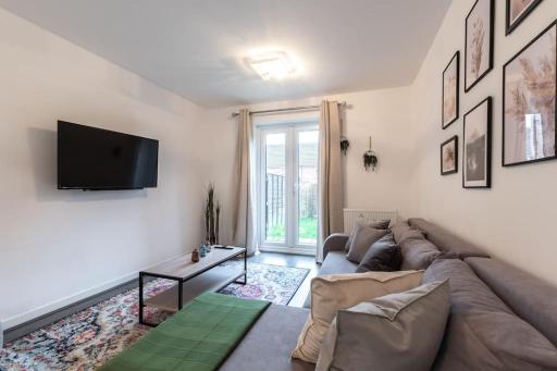 Cheerful 3 Bedroom house sleeps 7 in Peterborough - Housity