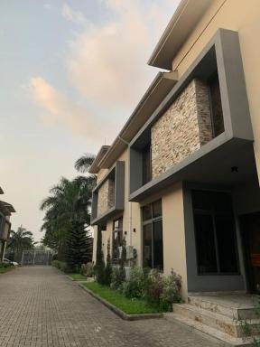 Serviced 3 Bedroom Rental with Pool and Gym - Housity
