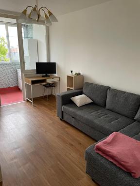 Warm apartment with balcony and free parking - Housity
