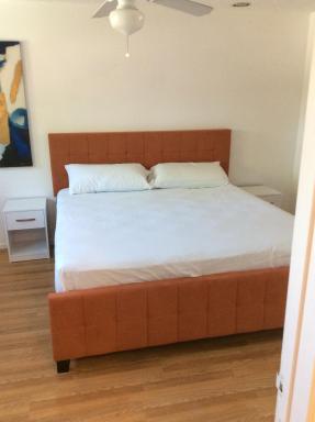 5 bedroom and 3 bathroom large home to share private room/bath - Housity