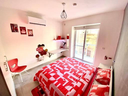 Central Private En-Suite with Balcony in shared residence - Housity