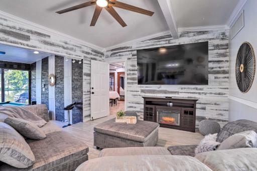 Modern Seminole Home with Patio, 3 Mi to Beach! - Housity