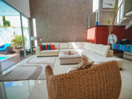 Spacious Luxury Home - Housity