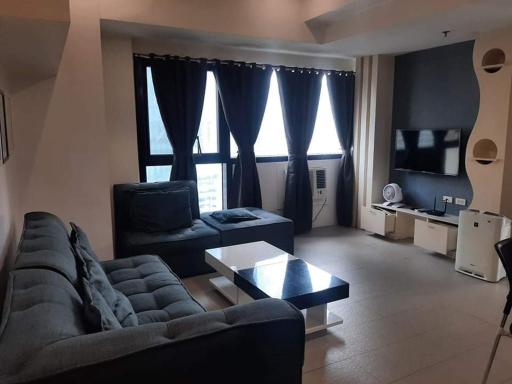 Spacious 2 Bedroom Unit with Pool - Housity