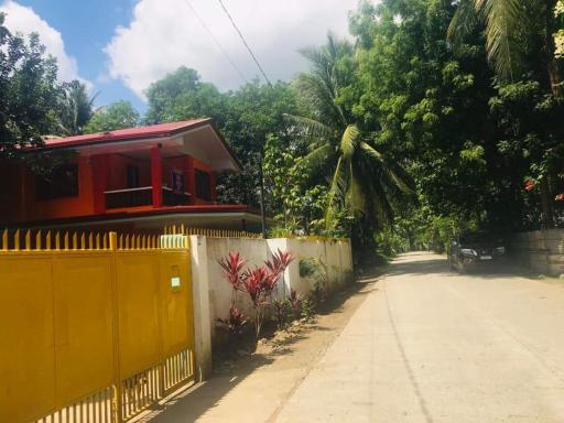 Four bedroom two storey home in large garden. - Housity