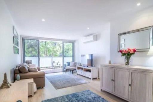 Envy 11 Luxe Spacious 1BR Apt Braddon WiFi Wine Secure Parking Canberra - Housity