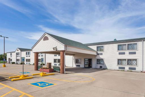 Baymont by Wyndham Decatur - Housity