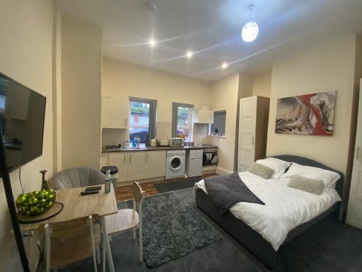 Modern studio apartment - great location! - Housity