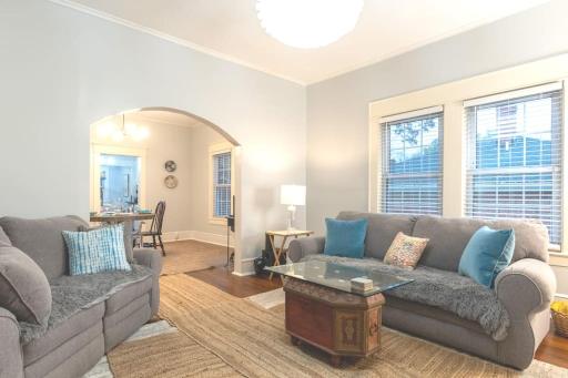 Bright Airy Bungalow, Fire Pit, Home Away f/ Home - Housity