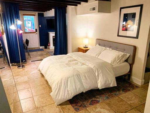 Private Guest Suite with a Fireplace and Courtyard - Housity