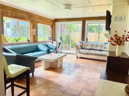 Happy-Go-Lucky White Rock - Housity