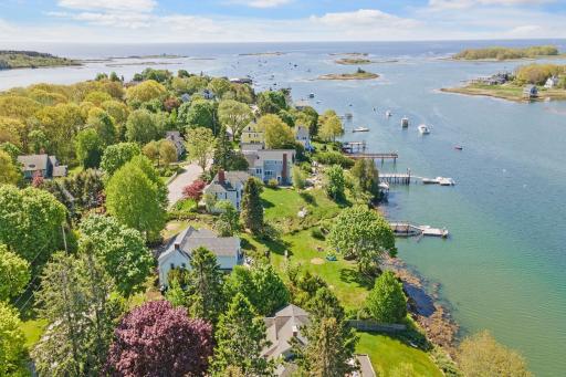 Luxurious 5 bedroom on the ocean, w/ dock & kayaks - Housity