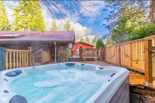 Little Bear's Bungalow; Log Cabin w/Mountain views - Housity