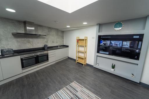 Fully Serviced studio available close to the city - Housity
