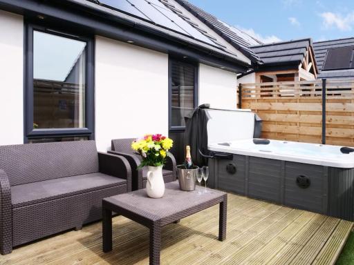Hoxne Cottages - Daisy Cottage with private hot tub - Housity