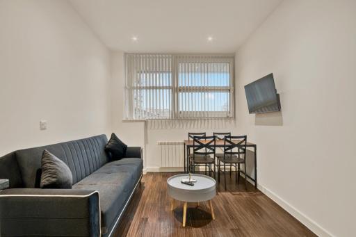 Modern 1 Bed by Heathrow Airport - Housity