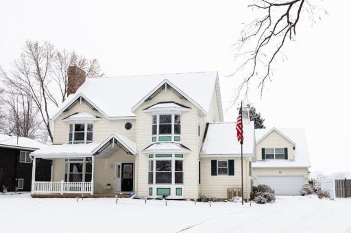Bell House on Madison Lake - Housity