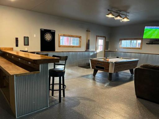 Private cabin & all-season, finished pole barn - Housity