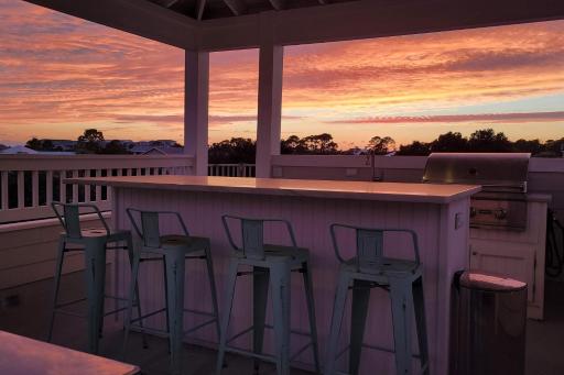 Golf Cart, 3 King Beds, Covered Rooftop Area, Half Mile to Beach! - Housity