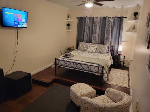 Large Spacious Bedroom with Private Entrance Females Only - Housity