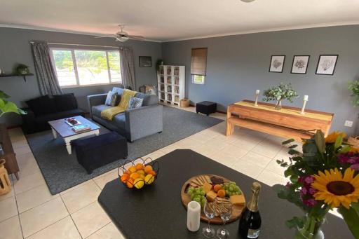 The Palms 3 bedroom loft apartment in leafy suburb - Housity