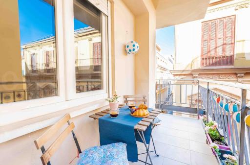 Cosy flat with private balcony - Historic Center by REMS - Hizvo