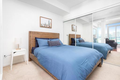 Cozy 1BR Condo by Lakeshore! - Housity
