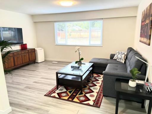 Skytrain 2BR Reno'd ground level fullsuite near Coquitlam Center - Housity