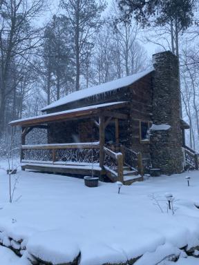 1850’s Settlers Cabin at Wethero Ridge & Theater - Housity