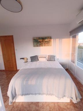 California Suite - All-day Sunny 2-Bedroom Apartment - Housity