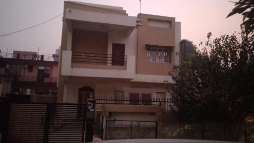 Gurgaon 4 roomed entire house with private garden n terrace - Housity