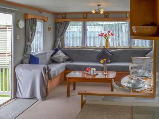 Norfolk Poppy Caravan - Sleeps 4 - WiFi and Sky TV Included - Housity