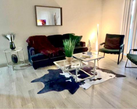Modern Retreat By Atlanta Braves Stadium - Housity