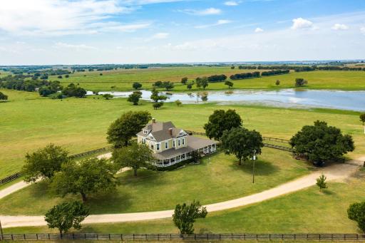 Delightful 5 bedroom farm house w/ personal lake! - Housity