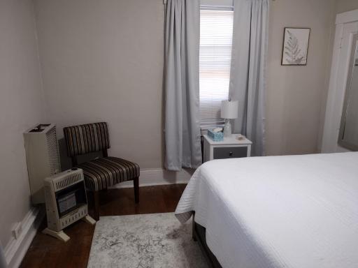 Cherry Street Vintage Apartment-Free Parking! - Housity
