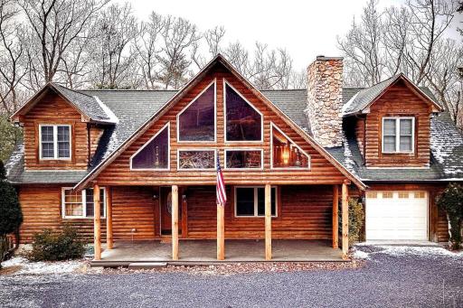 One of a Kind Rustic Log Cabin near Bryce Resort - Large Game Room - Fire Pit - Large Deck - BBQ - Housity