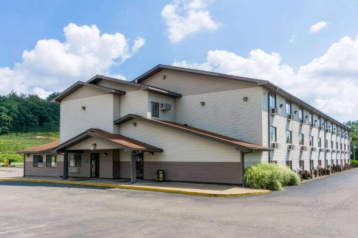 Super 8 by Wyndham Zanesville - Housity