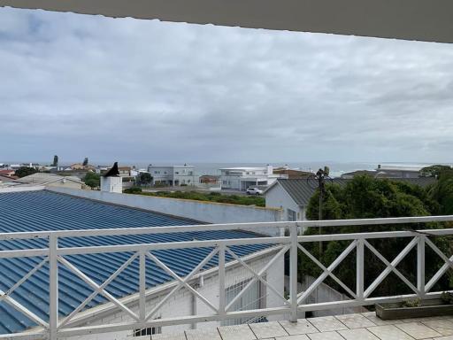 Lovely one bedroom upstairs flat with sea views and balcony - Housity