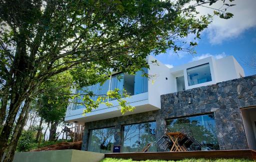 Modern jungle villa e piscina - Housity