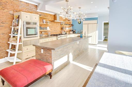 Spacious Oasis - Parking, Private Patio & Roofdeck - Housity