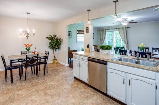 {Quiet Suburban Ranch Hot Tub} Mins Arpt/RIT/DWNT - Housity