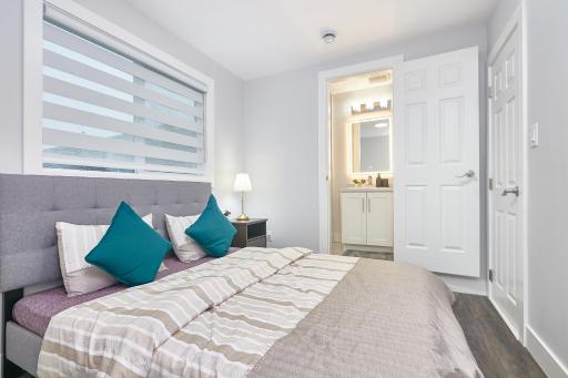 Stylish 3 Bed 2 Bath Ground Level Suite. - Housity