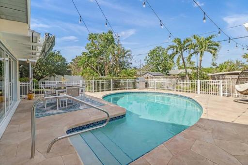 House w/ heated pool in Naples 5 min to beach - Housity