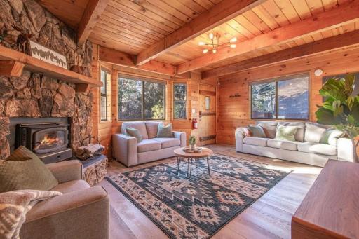 NEW Cozy 2-Bed 2-Bath Sugarloaf Cabin - Housity