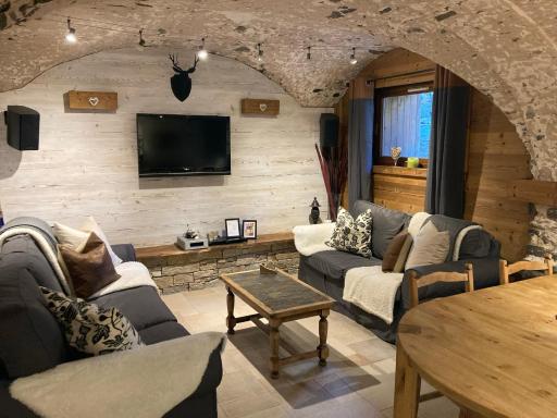 Two Bedroom Apartment La Voute, Chandon near Meribel - Sleeps 4 Adults or 2 Adults and 3 Children - Housity