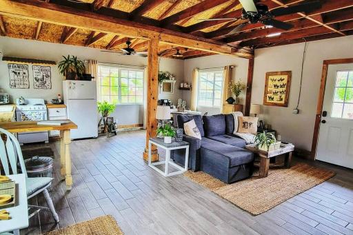 Rustic, country farmstay with friendly animals close to wineries and hiking - Housity