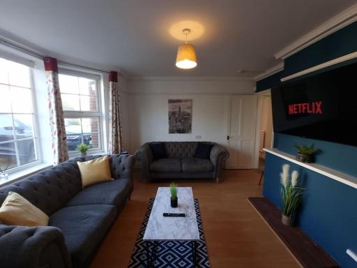 Stylish 5 Bedroom House with Comfy Living Space - Housity
