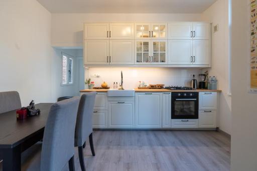 Large ROOM in house w shared kitchen & bathroom w free parking bluecard - Housity